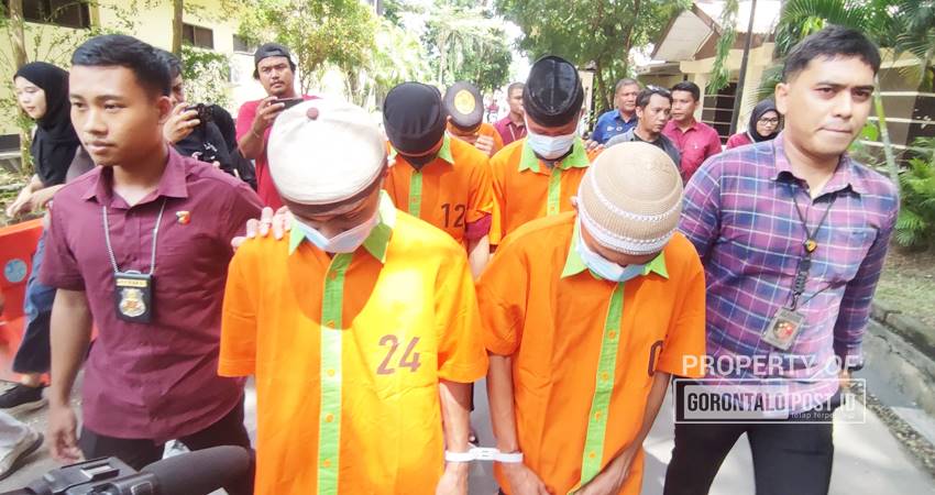 TIDAK TERPUJI - Para pelaku rudapaksa anak di bawah umur digiring Polda Gorontalo dan ditunjukan ke publik saat konferensi pers di Mapolda Gorontalo, Kamis (30/1). (foto : Natha/Gorontalo Post)