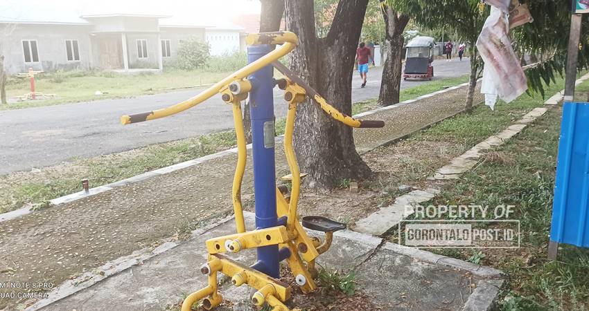 kondisi alat fitnes outdoor yang tersedia di lapangan alun alun Bonebol banyak yang rusak. (Foto Caisar/GP)