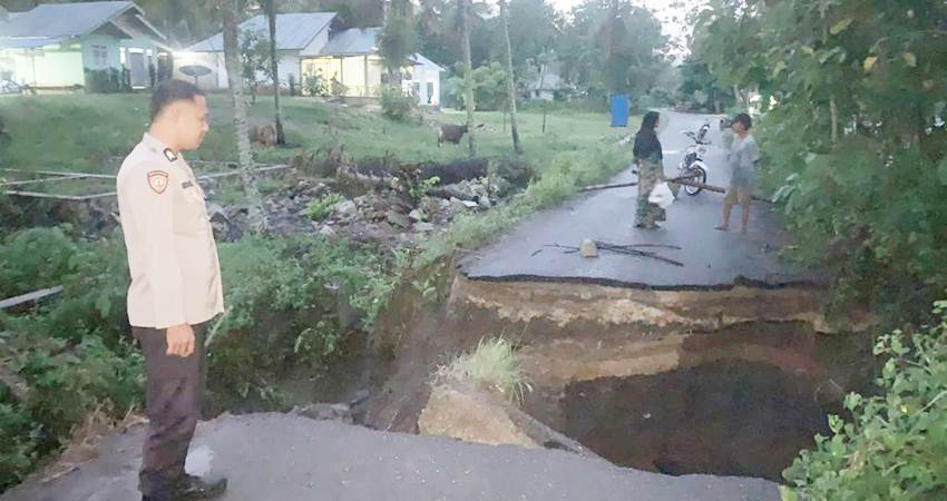 Jalan desa yang menjadi penghubung antara Desa Buhu dan Desa Olobua, Kecamatan Tibawa, Kabupaten Gorontalo putus.