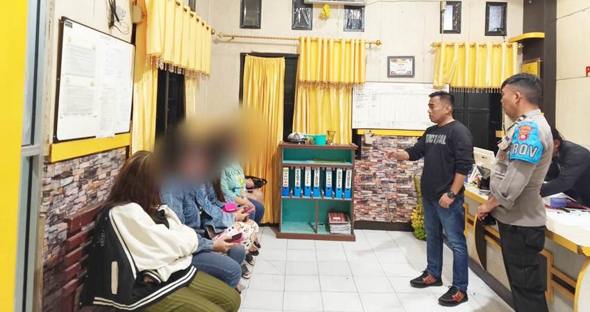 Sejumlah perempuan yang diduga wanita penghibur di sebuah kafe ilegal di Desa Walahu Kecamatan Bone Kabupaten Bone Bolango diamankan Polsek Bone. (Foto: Istimewa).