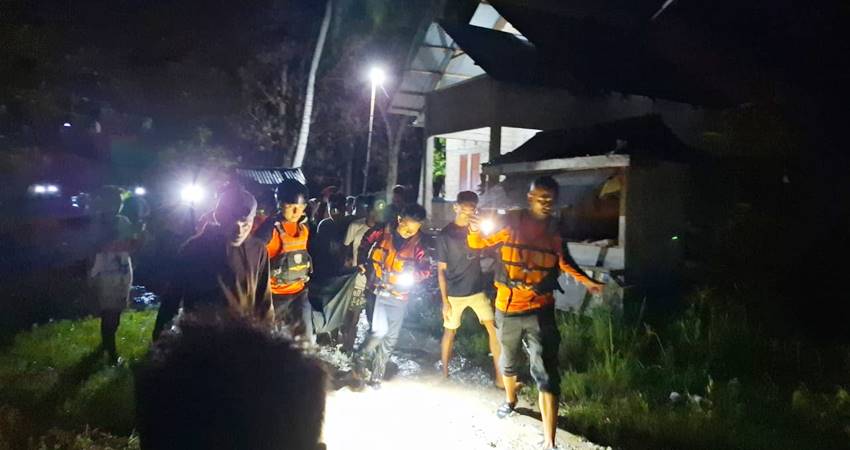 Tim SAR Gabungan saat membawa korban yang ada dalam kantong mayat dari danau Limboto menuju rumah duka untuk disemayamkan.