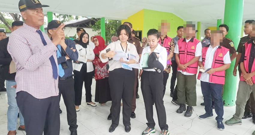 SIDANG. Kondisi sidang lapangan dipimpin langsung oleh Hakim Ketua Supardi terkait dugaan korupsi proyek revitalisasi lapangan sport center Limboto