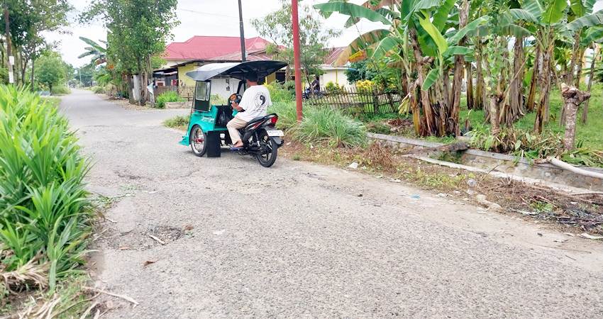 Ruas jalan yang rusak di Desa Huntu Utara, Kecamatan Bulango Selatan, Kabupaten Bone Bolango tak kunjung diperbaiki dan menuai keluhan warga. (Foto Ecel Pelia Lakadjo/Magang Gorontalo Post)