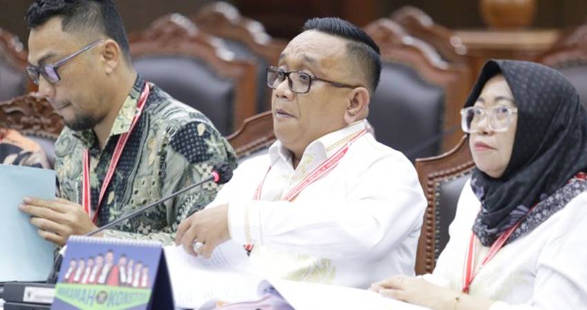 Sukrin Saleh Taib (kedua kanan) dari Bawaslu saat membacakan keterangan pada sidang Perkara Nomor 40/PHPU.WAKO-XXIII/2025 Perselisihan Hasil Pemilihan Umum Walikota Kota Gorontalo, pada Jumat (24/1) di Ruang Sidang Panel 3 MK. (Foto : bayu/humas-mkri)