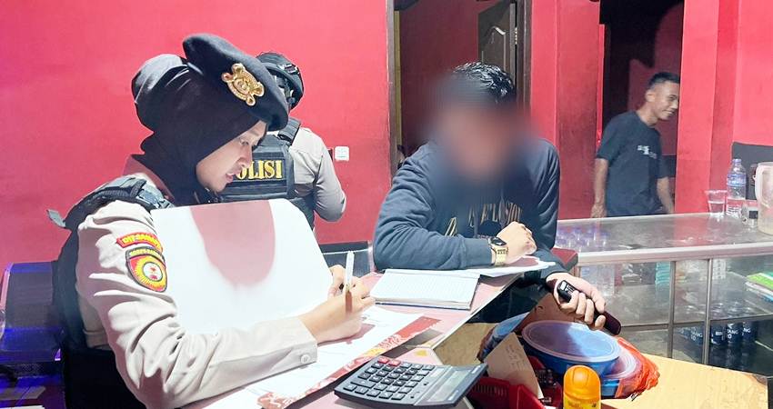 Pendataan terhadap penghuni kos-kosan di salah satu rumah kos di Kabupaten Gorontalo oleh personel Patroli Perintis Presisi Dit Samapta Polda Gorontalo, Rabu (26/1/2025). (Foto: Istimewa).