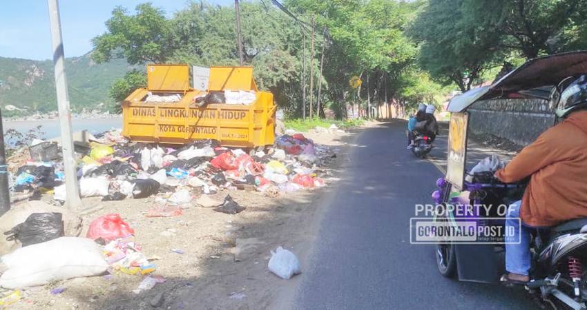 Minimnnya armada pengangkut sampah di Kota Gorontalo membuat sampah menumpuk. Salah satunya di bak penampungan sampah di kawasan Leato Utara Kecamatan Dumbo Raya Kota Gorontalo, Selasa (21/1/2024). (Foto : Roy/Gorontalo Post).