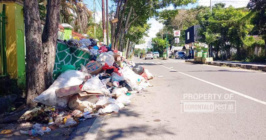 Kondisi sampah yang menumpuk dipinggiran jalan di Limboto kemarin. (Foto Jalal/GP)