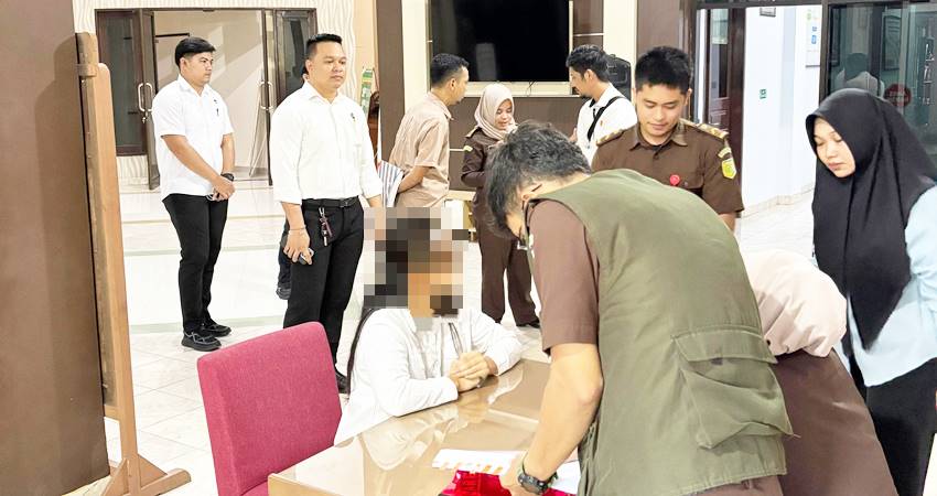 Penyidik Unit Tipidkor Satuan Reskrim Polresta Gorontalo Kota, menyerahkan tersangka dan barang bukti kepada pihak Kejaksaan Negeri Kota Gorontalo.