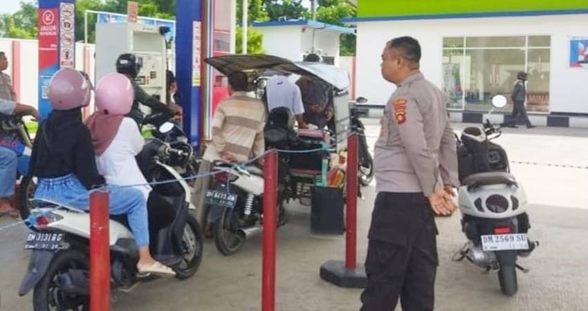 Aktivitas pengisian BBM di SPBU Limboto yang mendapat pengawasan langsung dari petugas kepolisian setempat untuk menghindari adannya praktik penimbunan BBM menggunakan gallon dan tangki kendaraan modifikasi. (Foto: Istimewa).