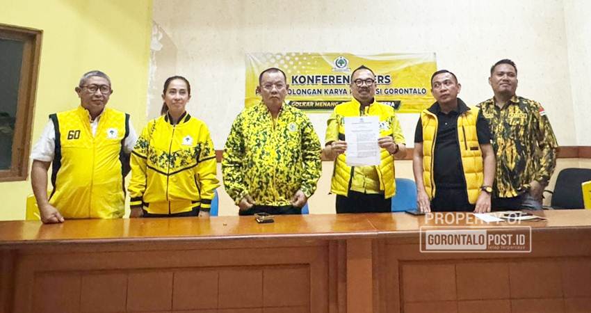 Ketua Bappilu DPD I Golkar Gorontalo Thomas Mopili, bersama fungsionaris DPD Golkar Gorontalo memperlihatkan SK DPP tentang pemberhentian Marten Taha sebagai kader Golkar, Selasa (18/2). (foto : jitro paputungan / gorontalo post)