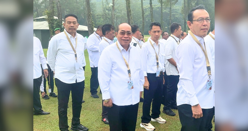 FOKUS RETRET - Wali Kota Gorontalo Adhan Dambea saat apel pagi hari keempat pelaksanaan retret kepala daerah di Magelang, sebelum mengikuti pemaparan materi dari sejumlah menteri, Senin (24/2). (foto : istimewa)