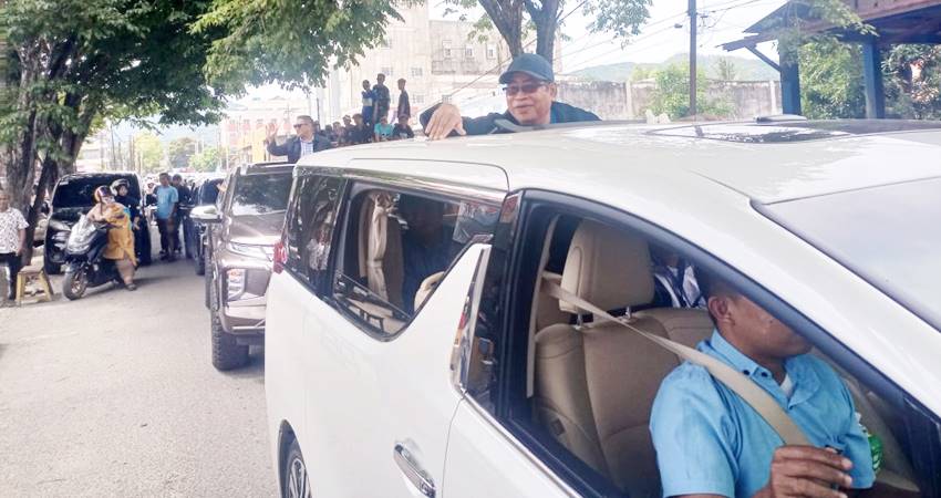 Pasangan calon walikota-wakil walikota terpilih Adhan Dambea-Indra Gobel bersama ribuan pendukung melakukan konvoi, Rabu (5/2), menyambut putusan Mahkamah Konstitusi (MK). (Foto: Jalal Khan/Gorontalo Post)