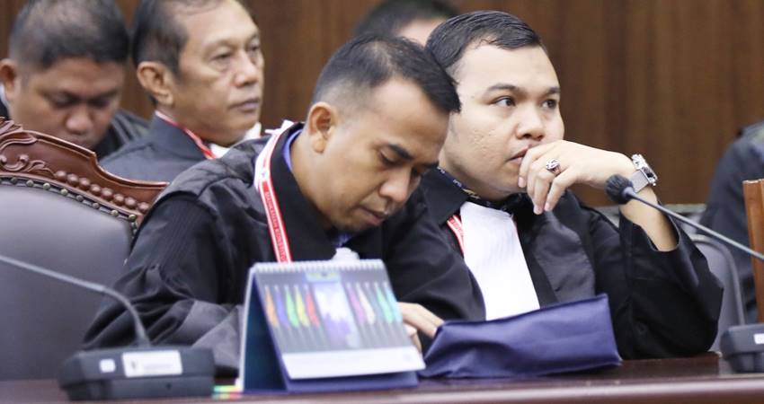 Kuasa hukum pemohon, Ifrianto S. Rahman saat hadir pada sidang Pengucapan Putusan/Ketetapan di Ruang Sidang Pleno, Gedung 1 Mahkamah Konstitusi (MK) Rabu (5/2). (Foto Humas/Ifa)