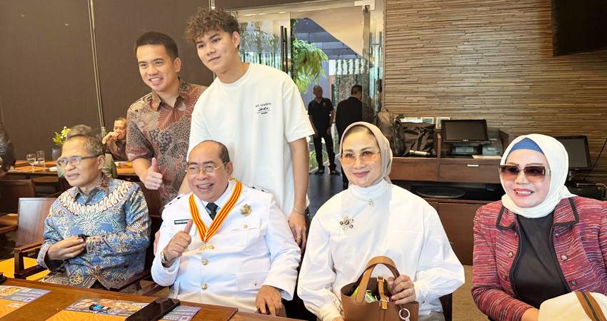 Wali Kota Gorontalo Adhan Dambea menerima ucapan selamat dari Pj Wali Kota /Sekda Kota Gorontalo Ismail Madjid, dan Anggota DPRD Kota Gorontalo fraksi Nasdem Sherly Djou. (foto : dok / gorontalo post)