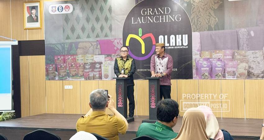 KPw BI Gorontalo Bambang Satya Permana bersama Kepala Diskumperindag Risjon Sunge, meresmikan Galeri UMKM Olaku, Selasa (18/2). (foto : jitro paputungan / gorontalo post)