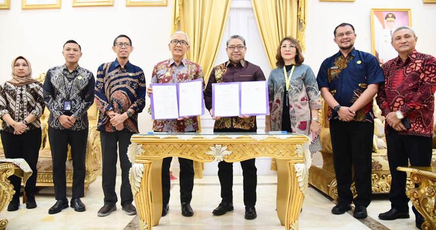 Pj. Gubernur Gorontalo Rudy Salahuddin bersama Pemimpin Wilayah 11 BNI, Lodewyck Z.S Pattihahuan, usai menandatangani kesepahaman penggunaan fasilitas layanan jasa perbankan untuk mendukung program digitalisasi pendapatan daerah, Jumat (7/2). (Foto – Haris/Diskominfotik)