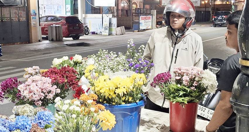 BISNIS BUNGA - Atun, pengusaha florist dengan dagangan bunga segar di kawasan Jln Nani Wartabone Kota Gorontalo. (foto : dok / gorontalo post)