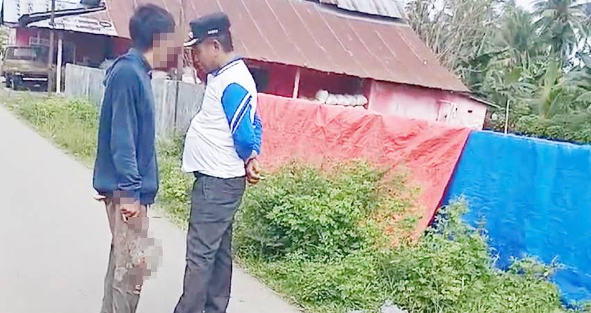 Aksi IB dengan memang arit saat berhadapan dengan Kades Cisadane, Ismail Amin, Rabu (19/2).(F:Istimewa)