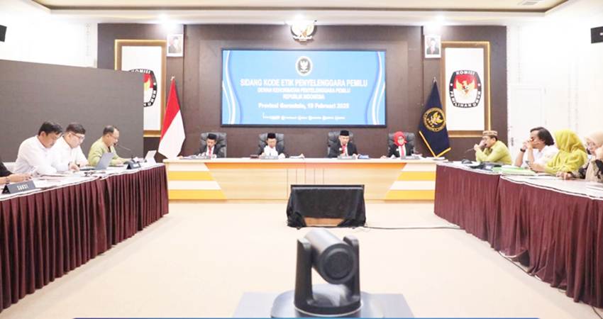 Sidang DKPP terkait dugaan pelanggaran kode etik penyelenggara Pemilu terhadap ketua dan anggota KPU Gorontalo Utara (Gorut), Rabu (19/2). (Foto : dok/dkpp)