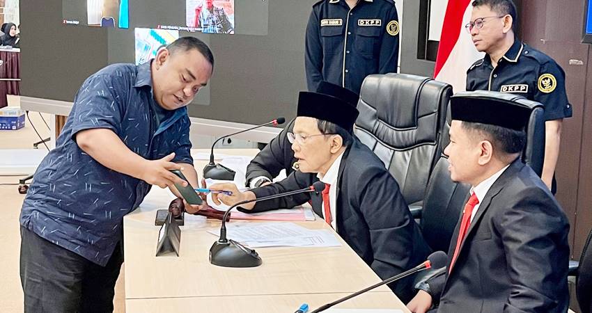 Pelaksanaan sidang dugaan pelanggaran kode etik penyelenggara pemilu oleh ketua dan anggota Bawaslu Pohuwato, yang digelar DKPP pekan lalu. (foto : dok / dkpp)