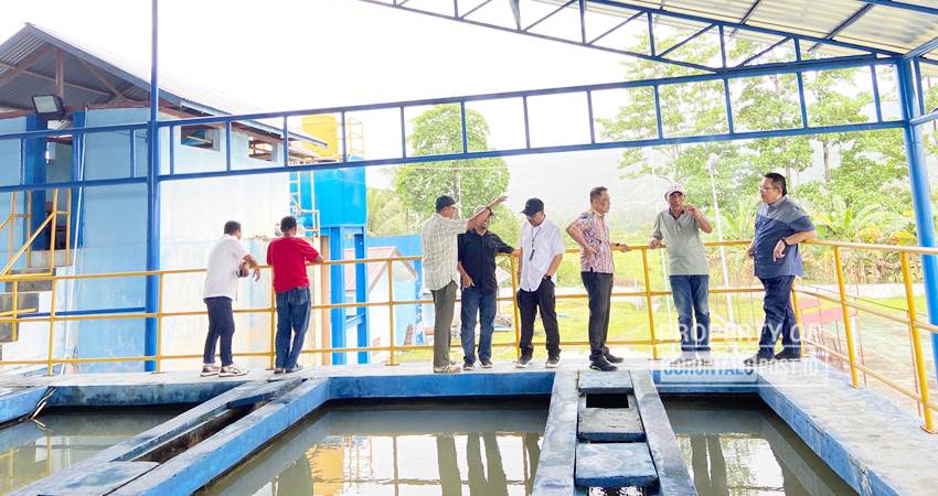Komisi III Dekot saat melakukan peninjauan di Intalasi Pengelolaan Air (IPA) di Kelurahan Tanggilingo Kecamatan Kabila Kabupaten Gorontalo, Sabtu (1/2/2025) (F. Diyanti/Gorontalo Post)
