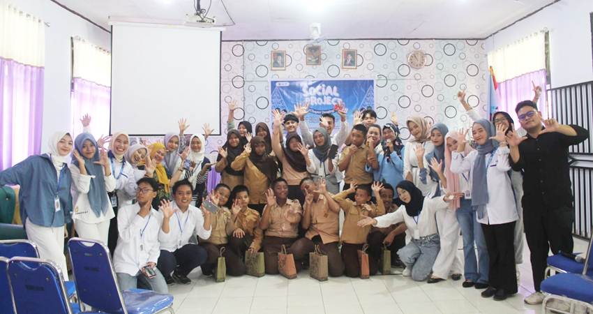 Potret pelajaran disabilitas yang ceria saat berfoto bersama dengan para mahasiswa UMKM Literasi, Jum'at (31/1/2025) (F. Wahyu/Magang Gorontalo Post)