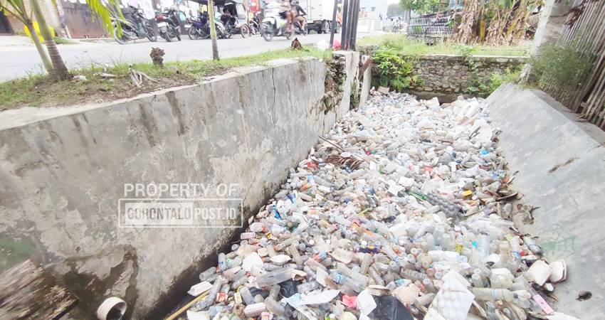 PARAH Akibat cor beton yang terlalu dekat dengan saluran air, hingga saluran tersumbat sampah, di Jalan Aloe Saboe, Kelurahan Wongkaditi, Kecamatan Kota Utara Kota Gorontalo. Rabu (5/2) (Foto : Natha/Gorontalo Post).