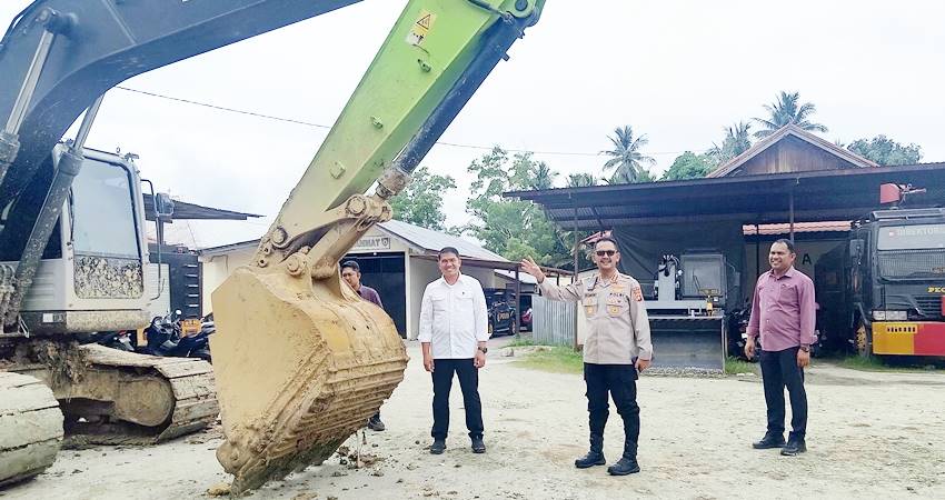 Satu unit alat berat yang diamankan Polda Gorontalo dari lokasi tambang ilegal di Kabupaten Boalemo baru-baru ini. Kamis (6/2).