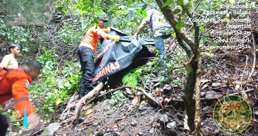 Tim Basarnas Gorontalo dibantu warga serta apparat kepolisian TNI-Polri saat evakuasi jenazah korban di medan ekstrim di hutan yang merupakan perkebunan tanaman kemiri.