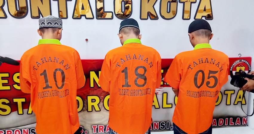 Para tersangka pencabulan dihadirkan saat konfrensi pers yang digelar Satuan Reskrim Polresta Gorontalo Kota pekan kemarin. (F. Safirasari Aprilia Nurrohmah-Magang Gorontalo Post)