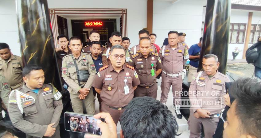 Kajari Bone Bolango Deddy Herliyantho, SH. MH saat menerima massa aksi di halaman Kejari Bone Bolango, Rabu (26/2/2025). (Foto: Natha/Gorontalo Post).