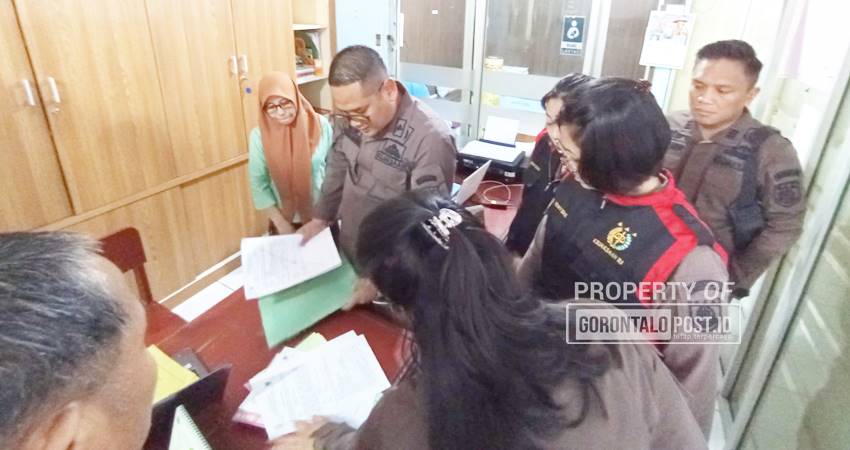 Tim Kejaksaan Negeri Kabupaten Gorontalo menggeledah ruang Kepala Dinas PU-PR dan ruang Kabid Bina Marga, Kamis (13/2). (F:Deice-Gorontalo Post)