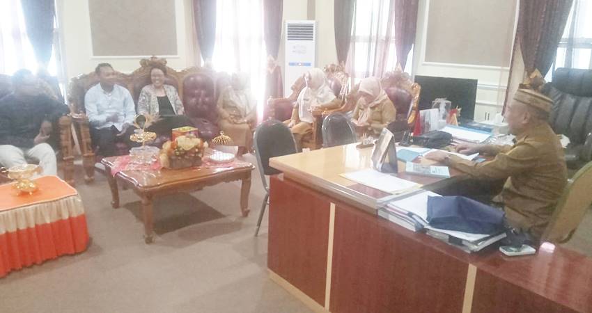 Kadis Pendidikan Gorut, Irwan Usman saat menerima pihak AIDRAN, Selasa (11/02/2025) di ruang kerjanya.