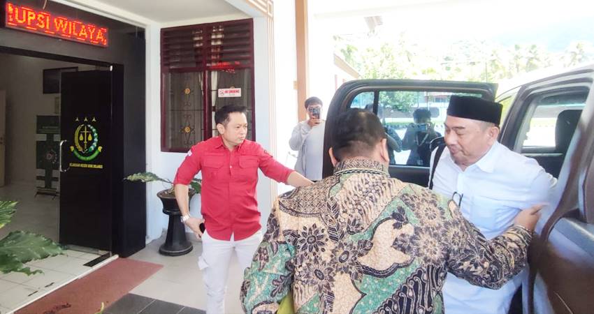DILARANG KE LUAR KOTA - Mantan Bupati Bone Bolango Hamim Pou ditetapkan sebagai tahan kota oleh Kejari Bone Bolango usai pelaksanaan tahap dua, kasus dugaan korupsi Bansos Bone Bolango, Rabu (26/2). (Foto: Natha/Gorontalo Post).