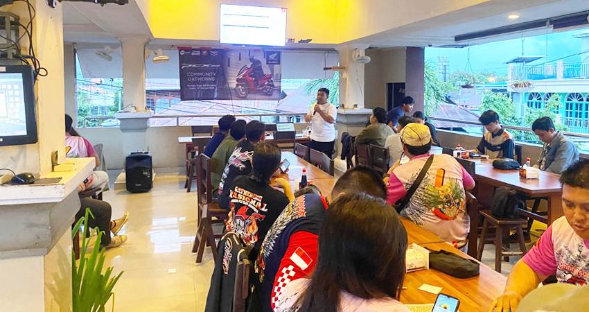 Komunitas Honda PCX Indonesia (HPCI) Manado turut meramaikan launching New Honda PCX160 yang digelar PT.Daya Adicipta Wisesa di Manado, Sabtu (22/2) pekan lalu. (foto : dok /daw)