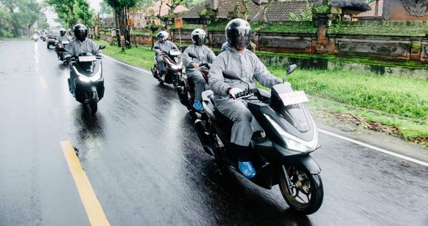 #CARI_AMAN - Agar tetap aman berkendara dengan sepeda motor saat hujan wajib memperhatikan tips keselamatan dari Honda. (foto : dok / h0nda)