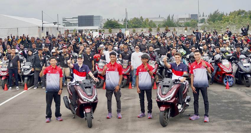 Pebalap Honda Racing Team di MotoGP Joan Mir dan Luca Marini, didampingi pebalap Astra Honda Racing Team dan 500 bikers Honda PCX berfoto bersama di Astra Honda Safety Riding and Training Center Deltamas pada Sabtu (1/2). ( Foto : dok/ahm)