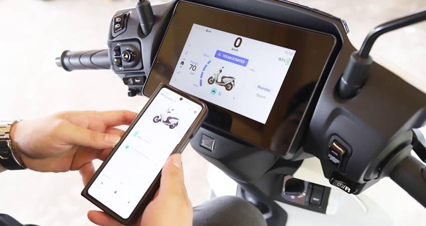 Tetap Update dan Terkoneksi Saat di Jalan dengan RoadSync Duo pada Honda CUV e: