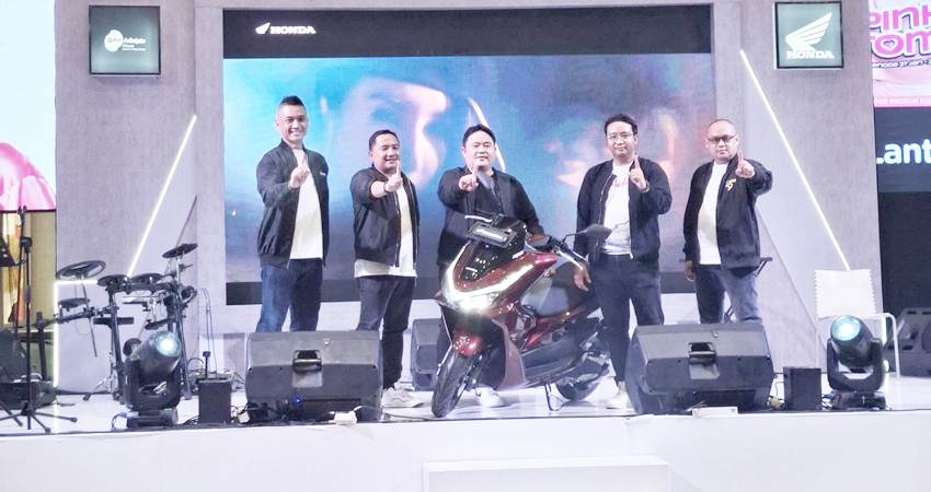MERIAH - Peluncuran New Honda PCX160 yang digelar PT DAW di Atrium Megamall, Manado, sabtu (22/2). (Foto: dok/daw)