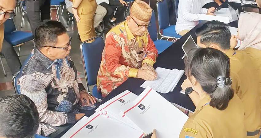 Bupati terpilih Ismet Mile dan Wakil Bupati Risman Tolingguhu ketika registrasi di Kemendagri untuk mengikuti pemeriksaan kesehatan. (foto : istimewa)
