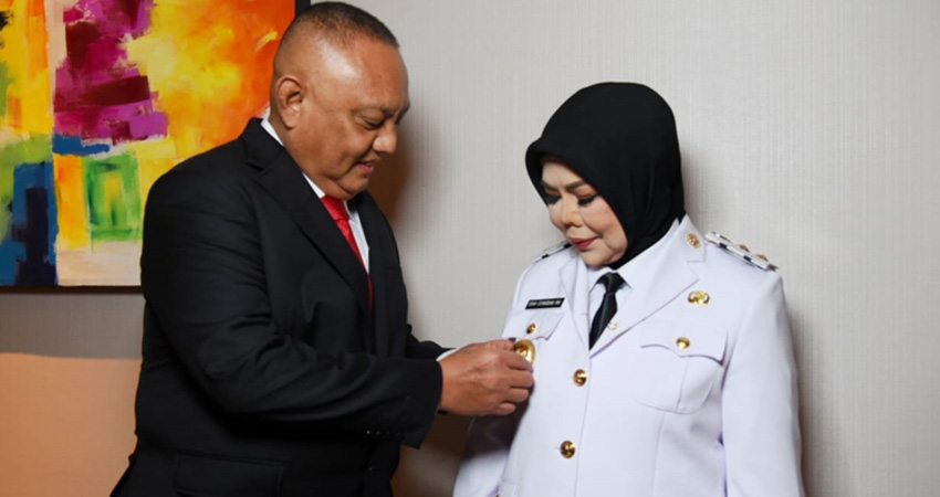 Wakil Gubernur Idah Syahidah disematkan pin tanda jabatan Wakil Gubernur oleh suaminya, Rusli Habibie sesaat sebelum pelantikan oleh Presiden di Jakarta, kemarin. (foto : dok / diskominfotik)