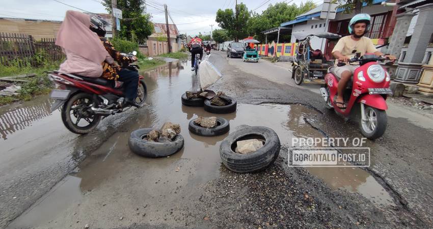 Para pengendara ekstra hati - hati saat melewati Jalan rusak di jalan Palma. Ahad (2/2). Foto: Natha/Gorontalo Post