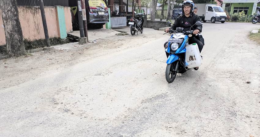 Jalan yang ada di Kelurahan Dembe Jaya, Kecamatan Kota Utara, Kota Gorontalo, diharapkan agar bisa diperbaiki secepatnya.