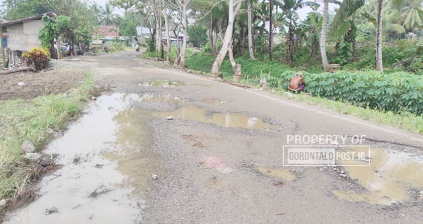 Ruas jalan rusak di kawasan Desa Paris, Kecamatan Mootilango Kabupaten Gorontalo yang tak akan pernah diperbaiki apalagi setelah adannya pemangkasan anggaran proyek fisik oleh pemerintah pusat saat ini. (Foto: Roy/Gorontalo Post).