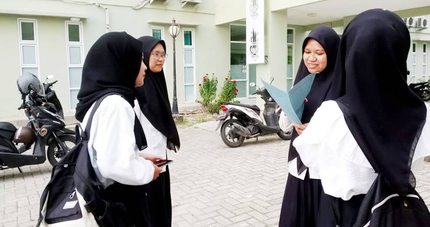 Mahasiswa penerima KIP Kuliah saat diwawancara awak media, Jum'at (14/2/2025) (F. Saraswati/Magang Gorontalo Post)