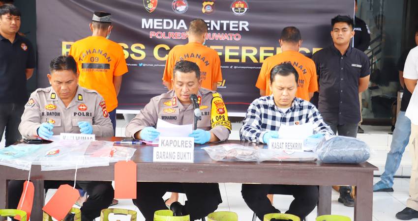 Kapolres Pohuwato, AKBP Winarno,S.H,S.I.K didampingi Kasi Humas, AKP Hanny I. Fentje dan Kasat Reskrim, Iptu Andrean Pratama,S.Tr.K,S.I.K,M.H, saat memberikan keterangan terkait dengan kasus dugaan pencabulan.