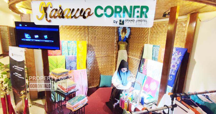 Pengrajin sulaman kain bermotif karawo saat menyulam dan bisa di lihat langsung pengunjung hotel. (F. Natha/Gorontalo Post)