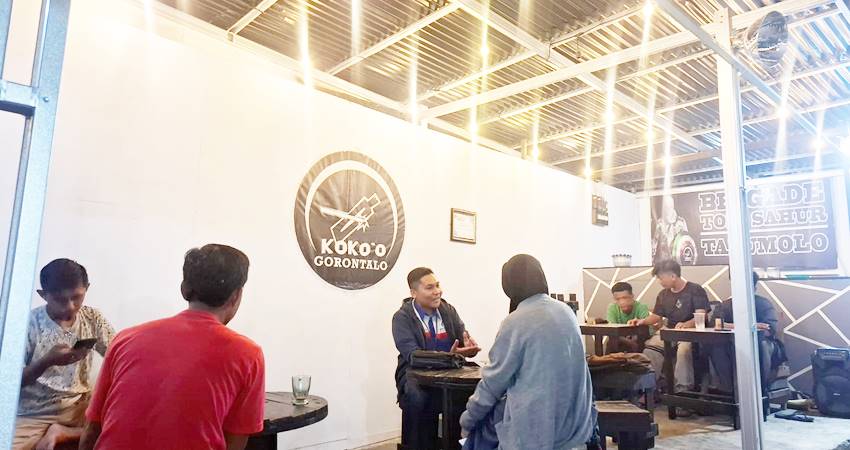 Fikram Idrus selaku Ketua Koko’o Gorontalo 2025, bersama para anggota muda yang siap memeriahkan Ramadan dengan tradisi khas daerah. (F. Julianti Pobela/ Magang Gorontalo Post)