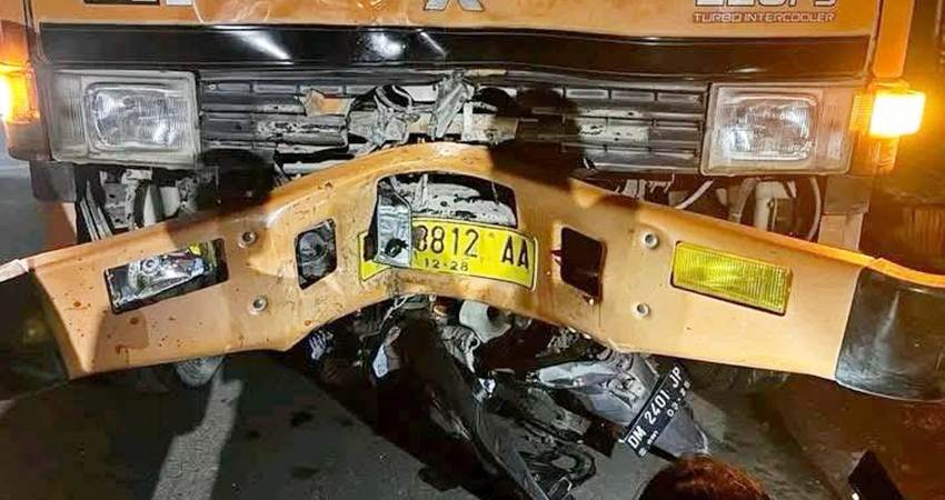 TABRAKAN MAUT - Sepeda motor matik masuk kolong truk fuso setalah terlibat ‘adu banteng’ di Jalan Trans Sulawesi, Desa Lamu, Kecamatan Tilamuta, Sabut (1/2) malam. (foto : istimewa)