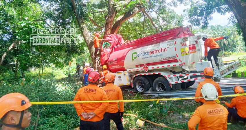 Proses evakuasi korban kecelakaan Pontolo yabg terjepit diantara badan kendaraan dan pohon, Kamis (13/02/2025).(foto : alosius budiman/gorontalo post)
